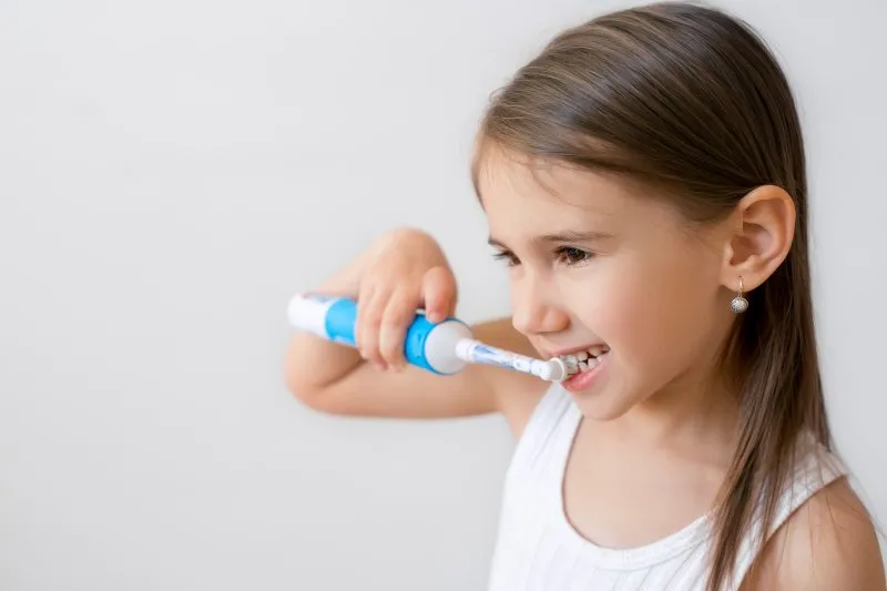 Vergelijking tussen handmatige en elektrische tandenborstels voor kinderen